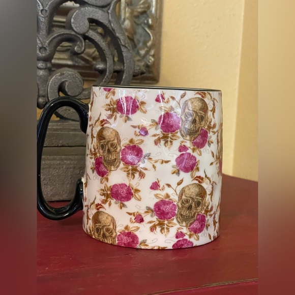 SKULL AND ROSES Halloween Ceramic Mug 🖤💀🌹 - Picture 3 of 5
